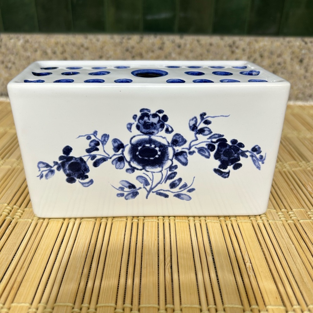 MMA AMB Frog - Made in Portugal. Beautiful blue and white ceramic flower frog